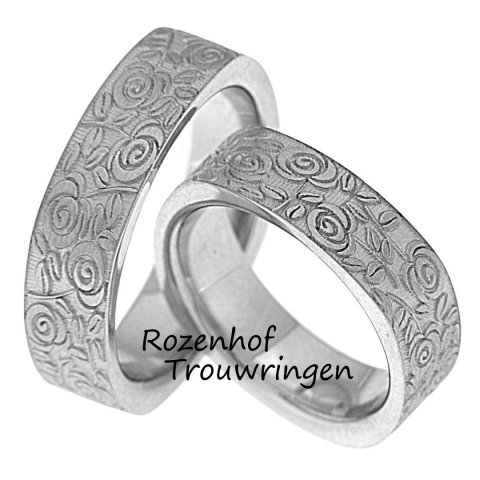 Bijzonder romantische trouwring van witgoud met botanische versiering. Deze schitterend uitgevoerde ring met rozenmotief is een sierraad voor uw vinger. De ringen zijn 6 mm breed.