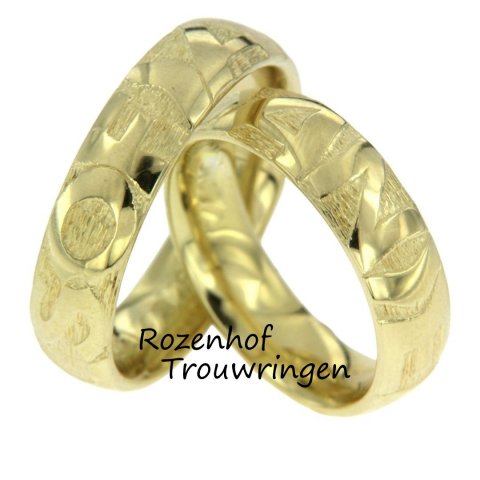 Deze opvallende trouwringen zijn uitgevoerd in geelgoud en hebben een breedte van 5 mm. De ringen hebben een tekst in de buitenkant van de ring, dit maakt de ringen zeer persoonlijk. Deze trouwringen zijn leverbaar in 9, 14 en 19 karaat goud.
