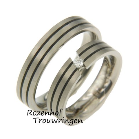 Trouwringen van titanium van 5.5 mm breed. De ring heeft een strakke vormgeving. De smalle lijnen van keramiek steken mooi af bij het grijs van het titanium.