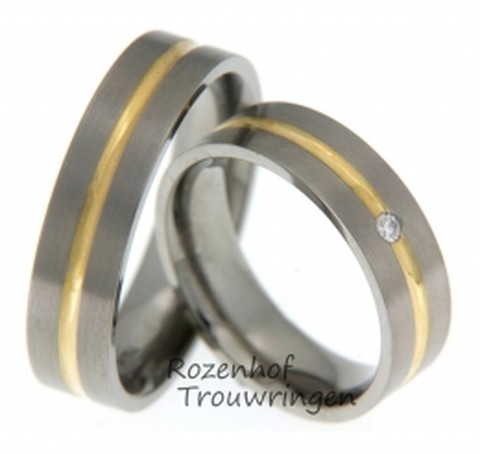 Titanium trouwringen van 6 mm breed. De smalle geelgouden ring geeft de ring een chique touch. In de dames trouwring is een briljant geslepen diamant van 0,03 ct. gezet, welke door de plaatsing in de geelgouden ring extra schittert.