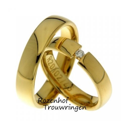 Een elegante aantrekkingskracht straalt dit stel ringen uit. De hoogglanzende geelgouden ringen zijn 4,5 mm breed. In de dames trouwring is als blikvanger een briljant geslepen diamant van 0,05 ct gezet, welke lijkt te zweven.