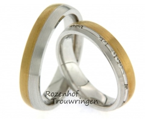 Contrastrijke trouwringen van wit- en geelgoud. De ringen zijn 4,5 mm breed. In de dames trouwring zijn rondom de ring 20 briljant geslepen diamanten gezet die schitterend uitkomen in de hoogglanzende ader.