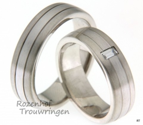 Stijlvolle trouwringen van witgoud en palladium. De ringen zijn 6 mm breed en verdeeld in drie banden van witgoud en palladium.
