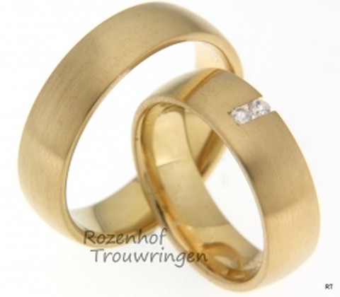Deze smaakvolle trouwringen zijn uitgevoerd in geelgoud met een rustige matte finish. De ringen zijn identiek aan elkaar.