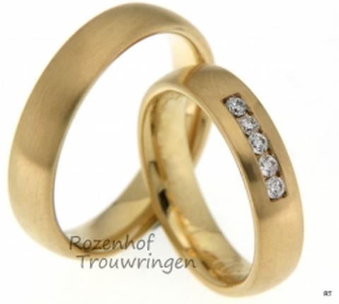 Een sieraad voor uw vingers, deze geelgouden ringen van 5 mm breed. De ringen hebben een matte finish. De damesring is bezet met vijf briljant geslepen diamanten van in totaal 0,15 karaat.
