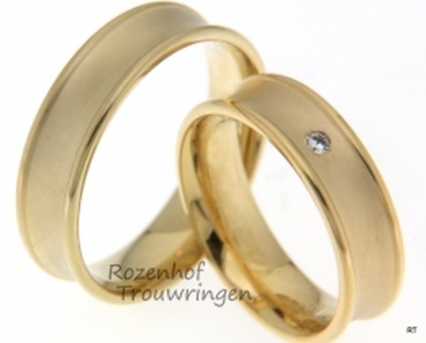 Deze zeer neutrale trouwringen zijn uitgewerkt in geelgoud met een gepolijste en matte finish. De ring voor haar bevat ook een diamant.