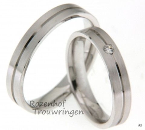 De ringen hebben een matte finish, welke wordt doorbroken door een glanzende, verdiepte lijn die de trouwring in twee gelijke delen verdeeld.
