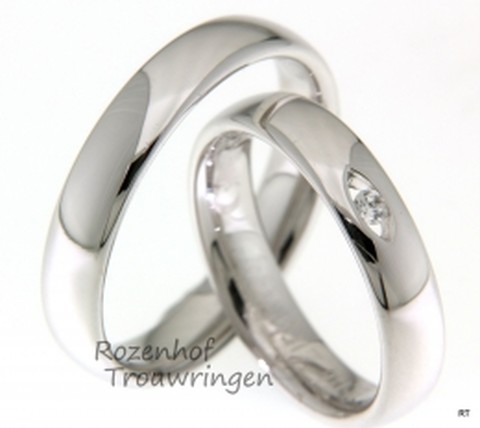 Dit trouwringenpaar is uitgevoerd in het witgoud en geheel glanzend en stralend. Deze prachtige ringen zijn 5 mm breed.
