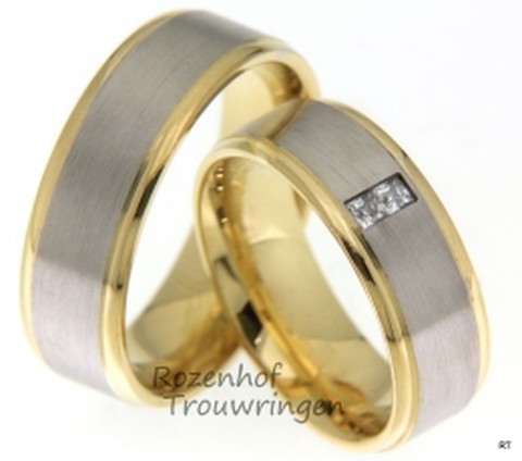 Schitterende trouwringen die ook nog eens heel modern zijn. De ringen zijn twee kleurig: witgoud met geelgoud en ze zijn 7 mm breed.