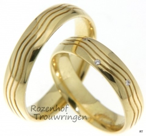 Hoogglanzende trouwringen uitgevoerd in het geelgoud. De ringen zien er speels uit door de golvende lijnen die zich in de ring bevinden.