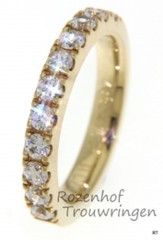 U schittert altijd als u deze 3,6 mm brede verlovingsring draagt. De geelgouden ring is bezet met 11 briljant geslepen diamanten van in totaal 0,88 ct.