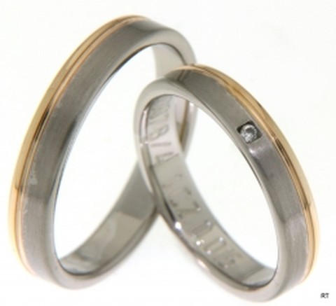 Fijne bicolor trouwringen van 4 mm breed. De ringen zijn vervaardigd uit geelgoud en witgoud. In de dames trouwring is een briljant geslepen diamant geplaatst van 0,015 ct.