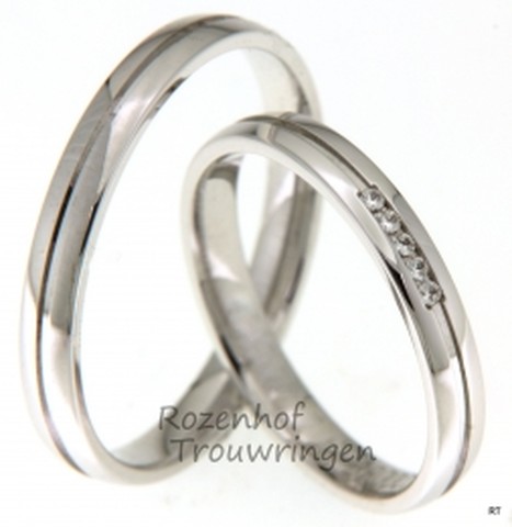Ranke, glanzende, witgouden ringen van 3 mm breed.De dames trouwring is bezet met 5 briljant geslepen diamanten van 0,04 mm.