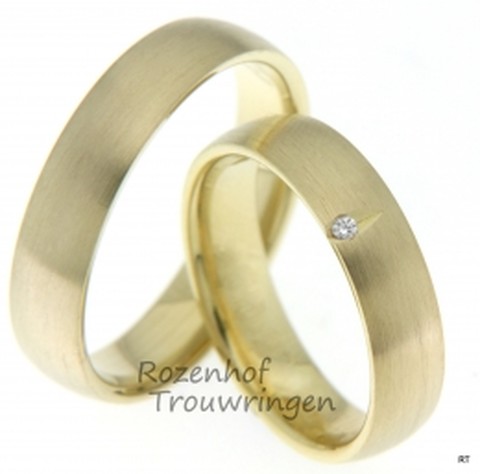 Trouwringen van mat geelgoud. De ringen zijn 5 mm breed. In de dames trouwring is een briljant geslepen diamant van 0,015 ct gezet.