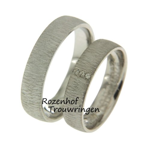 Trouwringen met een exclusief ontwerp een een organische afwerking. We love it! Deze luxe ringen zijn uitgevoerd in witgoud.