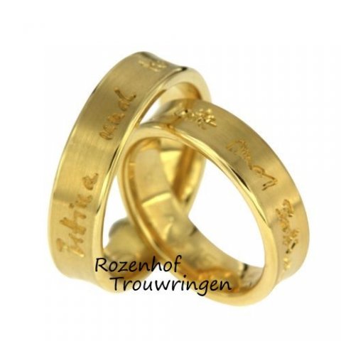 Deze trouwringen uitgevoerd in geelgoud hebben een breedte van 6 mm. De ringen zijn over het algemeen neutraal, maar de tekst die aan de buitenkant van de ringen gegraveerd wordt maakt de ringen zeer persoonlijk. Deze ringen zijn leverbaar in 9, 14 en 18 karaat goud.