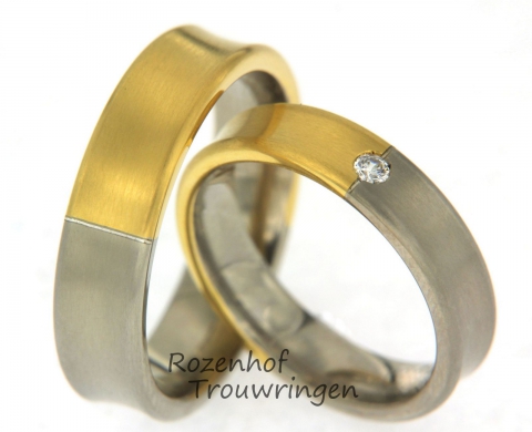 Mooie trouwringen uitgevoerd in wit- en geelgoud met een breedte van 5 mm. In het midden van de ring loopt een verticale lijn, dit is de scheiding tussen wit- en geelgoud. In de damesring is een sprankelende, briljant geslepen diamant gezet. Deze ringen zijn leverbaar in 9, 14 en 18 karaat goud.
