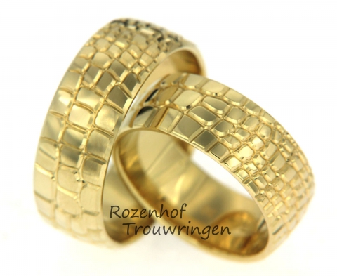 Deze prachtige trouwringen zijn verkrijgbaar bij Rozenhof Trouwringen. De ringen zijn uitgevoerd in geelgoud en ze zijn 8 mm breed. Wat deze ringen zo speciaal maakt, is het motief. Deze trouwringen zijn leverbaar in 9, 14 en 18 karaat goud.