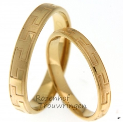 Griekse aandoende trouwringen uitgevoerd in het geelgoud. Deze ringen zijn bijna identiek aan elkaar en passen precies bij elkaar net zoals jullie!