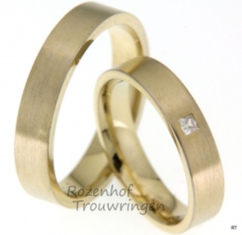 Trendy trouwringen in het geelgoud. Deze ringen zijn bijna identiek aan elkaar en passen precies bij elkaar net zoals jullie!