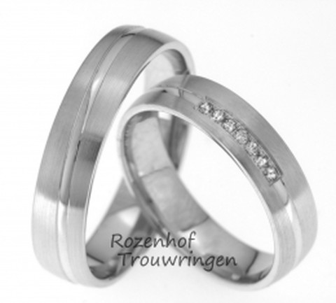 Moderne witgouden trouwringen van 5 mm. breed. De ring is mat met een glanzende groef rondom de ring. In de dames trouwring is in de groef een rij van 7 schitterende briljant geslepen diamanten gezet van in totaal 0,07 ct.