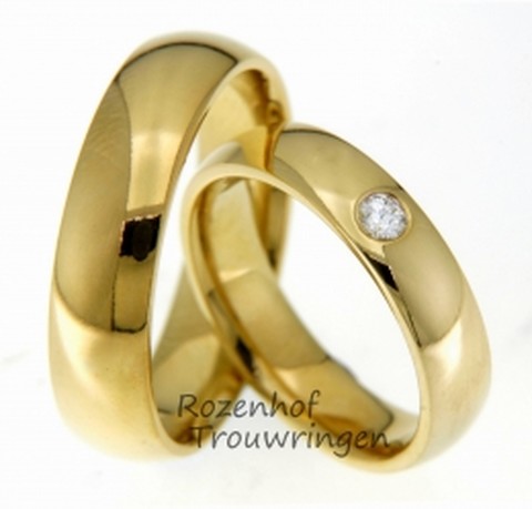 Mooie hoogglans trouwringen van geelgoud. De ringen zijn 5 mm breed. In de dames trouwring is een briljant geslepen diamant gezet van 0,09 ct.
