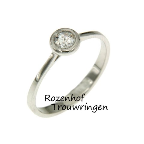 Deze verlovingsring is vervaardigd van witgoud en straalt van elegantie door de smalheid van de ring. Deze mooie ring is versierd met één prachtige briljant geslepen diamant, dat de vrouwelijkheid in de ring naar boven haalt. 