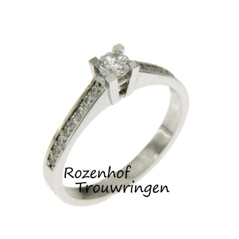 Supermooie verlovingsring van witgoud! De ring heeft een breedte van 2.2 mm en heeft een gepolijste afwerking. In de elegante verlovingsring zitten prachtige briljant geslepen diamanten in versierd, in totaal 0.22 karaat.