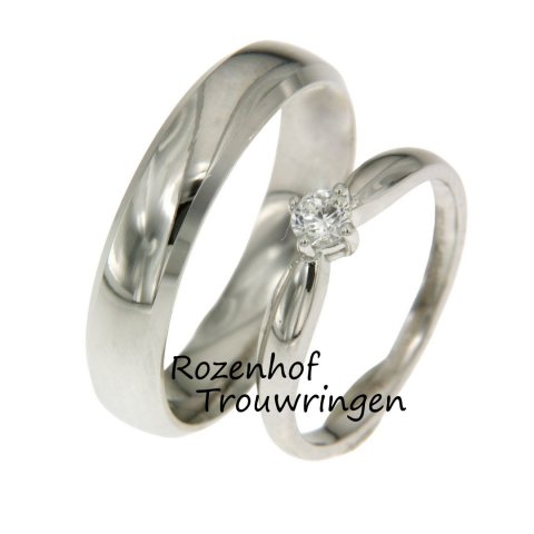 Stijlvolle trouwringen set die vervaardigd is in het witgoud. De heren ring heeft een breedte van 5 mm en de dames ring heeft een breedte van 2.8 mm. In de dames trouwring zit één prachtige briljant geslepen diamant in van 0.15 karaat.