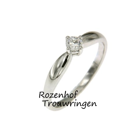 Elegante verlovingsring in het witgoud! De verlovingsring heeft een een breedte van 2.1 mm. De ring heeft één schitterende briljant geslepen diamant van 0.15 karaat in de ring verwerkt.