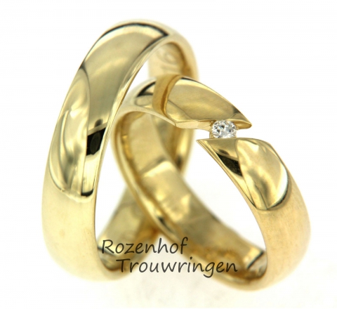 Prachtige, glanzende trouwringen uitgevoerd in geelgoud. De ringen hebben allebei een breedte van 6 mm. In de damesring is een schitterende, briljant geslepen diamant gezet in een diagonale brugzetting. Deze trouwringen zijn leverbaar in 9, 14 en 18 karaat goud.