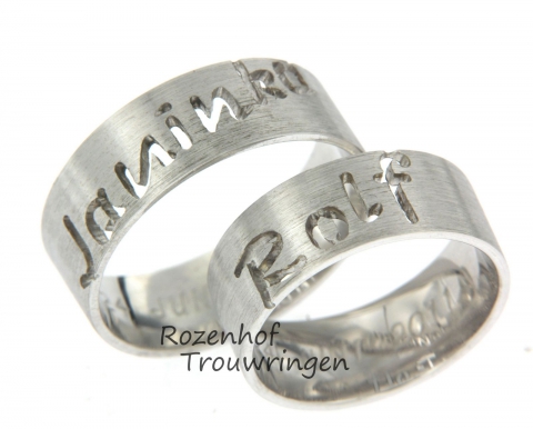 Matte witgouden naamringen met uitgestanste letters.De ringen zijn 7,4 mm breed. Hele persoonlijke trouwringen met jullie eigen naam!