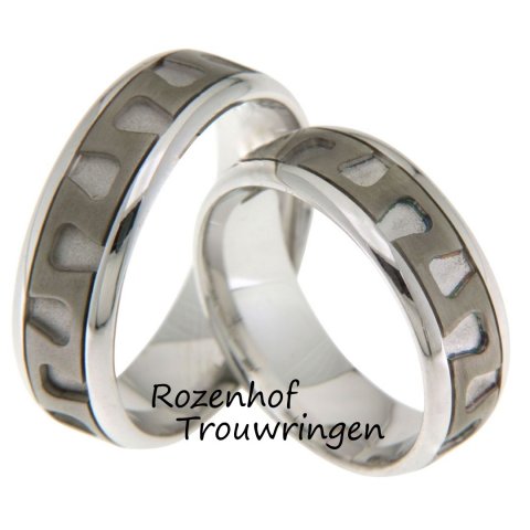 Kenmerkende trouwringen uitgevoerd in het witgoud en titanium. De ringen zijn zo uniek door hun vormgeving en de ringen zijn 7 mm breed.