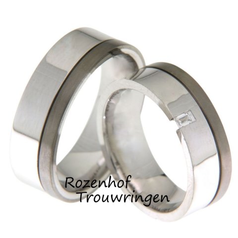 Strakke trouwringen met een fonkelende uitstraling. De ringen bestaan uit een brede, glanzende baan van witgoud en een smallere baan van titanium.