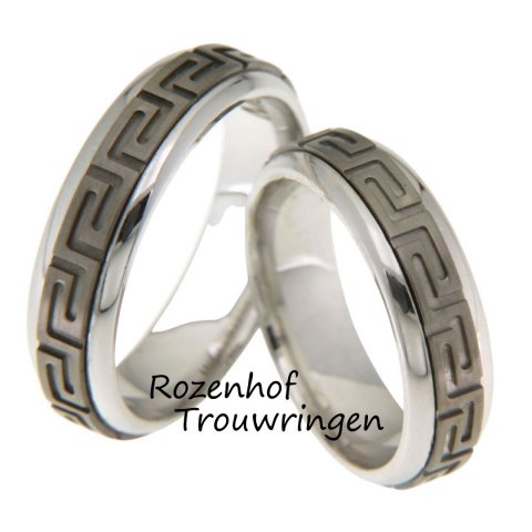 Grieks aandoende, witgouden trouwringen met titanium. Deze stoere ringen zijn 6 mm breedt en hebben een unieke uitstraling.