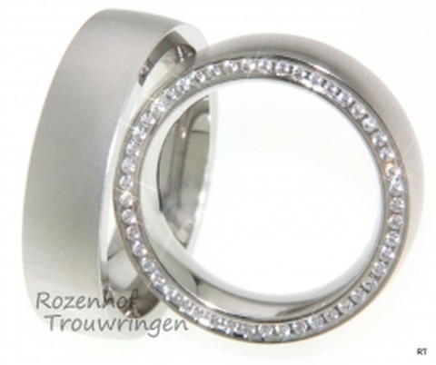 Exclusieve trouwringen van mat witgoud. De ringen zijn 6,5 mm breed. In de dames trouwring zijn 88 briljant geslepen diamanten in de rand van de ring verwerkt van in totaal 0,735 ct.