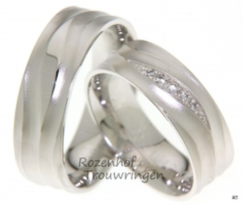 Als een briesje over het wateroppervlak, is deze ring vormgegeven. De ringen zijn uit witgoud vervaardigd en zijn 7 mm breed. In de dames trouwring zijn in een vloeiende vorm 5 briljant geslepen diamanten gezet van in totaal 0,09 ct.