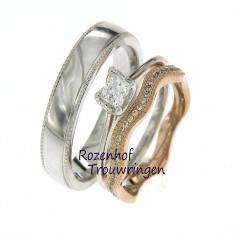 Deze trouwringen set heeft sierlijke vormen: de diamant in de middelste ring is prinses geslepen en de roodgouden ring is versierd met diamanten en parelranden.