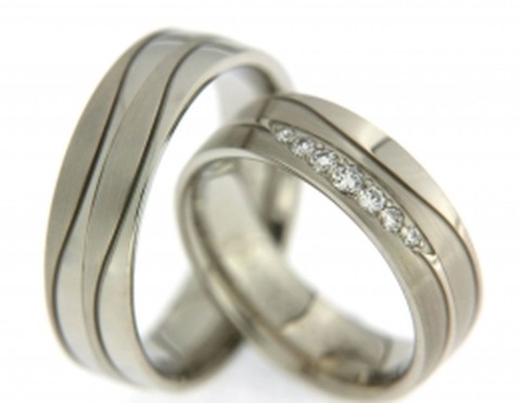 Witgouden trouwringen met geraffineerd lijnenspel. De ringen zijn 6,5 mm breed. In de dames trouwring kijken 7 briljant geslepen diamanten je aan.