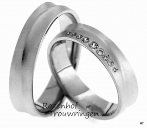Welvende witgouden trouwring van 5 mm breed. In de dames trouwring zijn 9 briljant geslepen diamanten van in totaal 0,09 ct, aan de rand van de ring gezet.