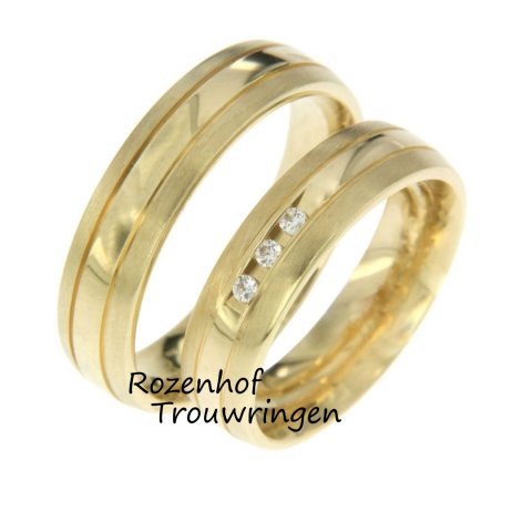 Stijlvolle geelgouden trouwringen! De trouwringen zijn vervaardigd in het goud 14 karaat. De ringen hebben een matte afwerking en zijn gepolijst. Beiden trouwringen hebben en breedte van 5.5 mm. In de dames trouwring zitten er drie briljant geslepen diamanten in.