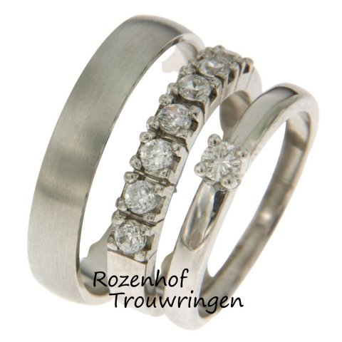 Een prachtige triset, een trouwring die bestaat uit 3 losse ringen. Want waarom zou je voor 1 ring kiezen als je ook voor 3 kunt gaan? Deze triset is enthousiast versierd met diamanten en zal stralen om je ringvinger!