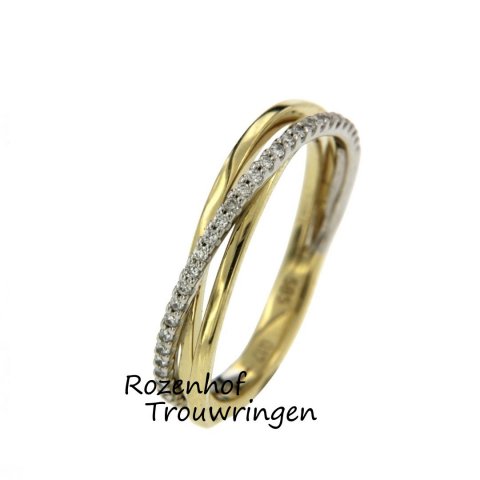 Say YES to the ring! Een elegante verlovingsring is uitermate geschikt voor een goede afloop. De ring is vervaardigd in geel- en witgoud met een twist.