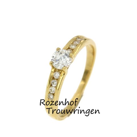 Magische dames trouwring. De diamanten geven een elegante uitstraling aan deze trouwring. Deze gepolijste ring heeft een breedte van 4 mm. 