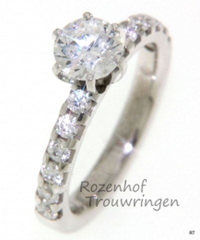 De diamanten verlovingsring uit de collectie van Rozenhof Trouwringen. Een echte eyecatcher!
