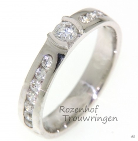 Luxe verlovingsring vervaardigd in het glanzend witgoud. De ring is belegd met schitterende diamanten.