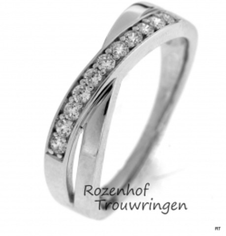 Witgouden verlovingsring met een twist. De ring is bezet met 11 briljant geslepen diamanten.