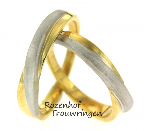 In dit trouwringenpaar worden banen van wit- en geelgoud afgewisseld. De ringen zijn identiek aan elkaar en zien er neutraal maar stijlvol uit. Beide kleuren hebben een matte finish dit zorgt voor een natuurlijke look. Deze ringen zijn leverbaar in 9, 14 en 18 karaat goud.