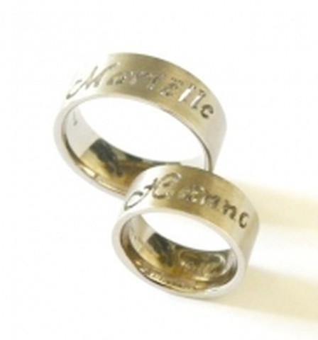 For ever together, bent u met deze naamringen. De ringen zijn gemaakt van witgoud en hebben een matte finish.