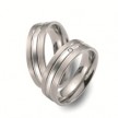 Deze glanzende trouwringen zijn uitgevoerd in titanium en hebben een breedte van 6 milimeter. In de ringen bevinden zich wel 3 banen, de middelste baan beschikt zich over een stralende diamant van 0.02 karaat!